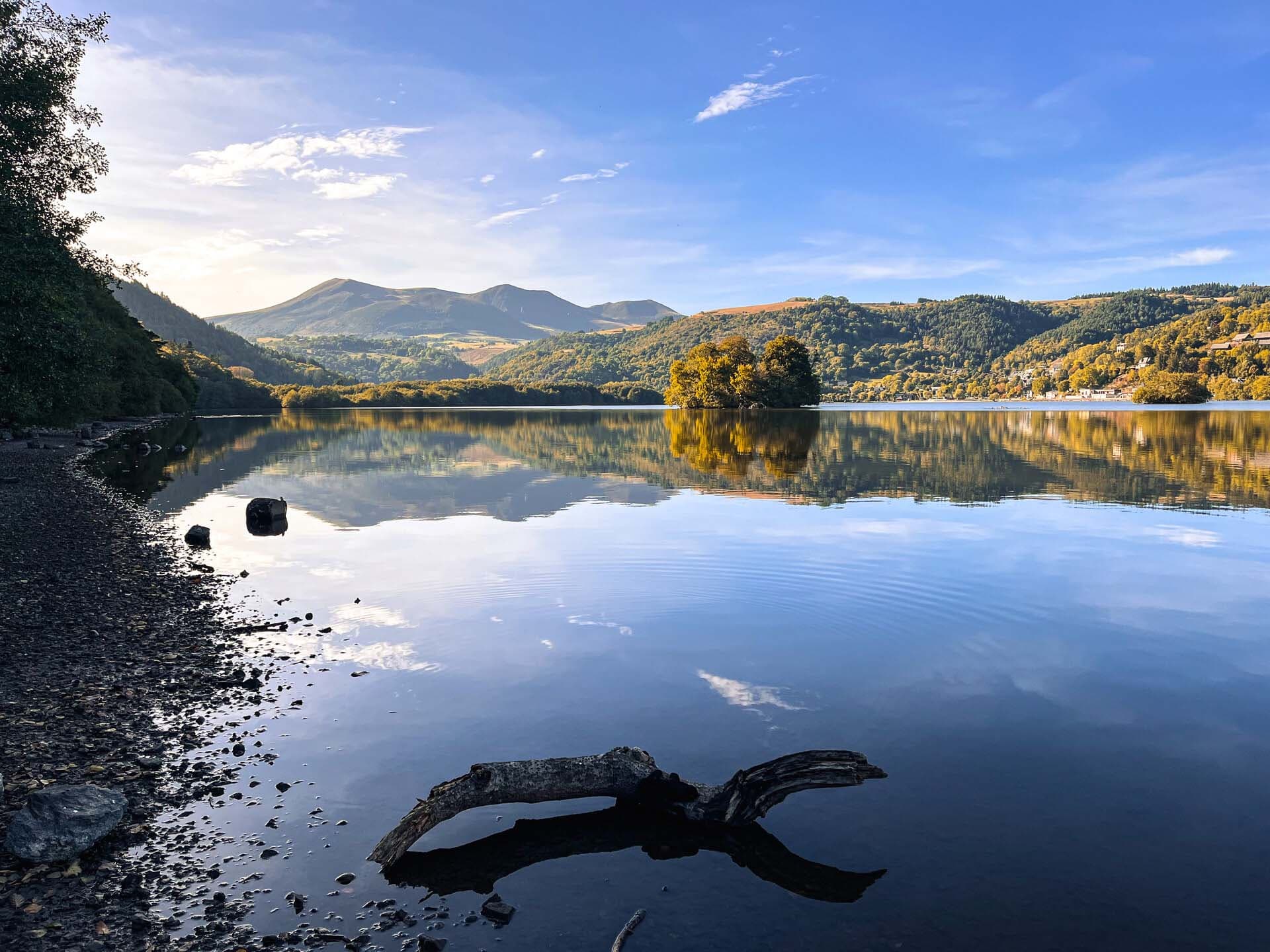 Se balader au bord du lac Chambon dans le Sancy en automne